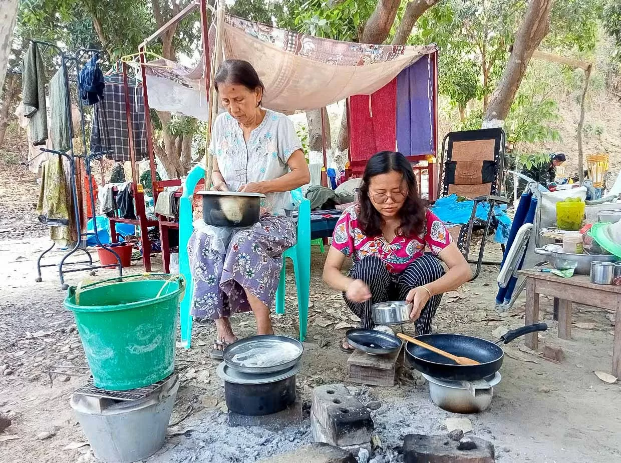 Món quà nhỏ và chiếc lá cờ đoàn Việt Nam dành tặng người bạn Myanmar. (ảnh: Vũ Hùng) Món quà nhỏ và chiếc lá cờ đoàn Việt Nam dành tặng người bạn Myanmar. (ảnh: Vũ Hùng)
