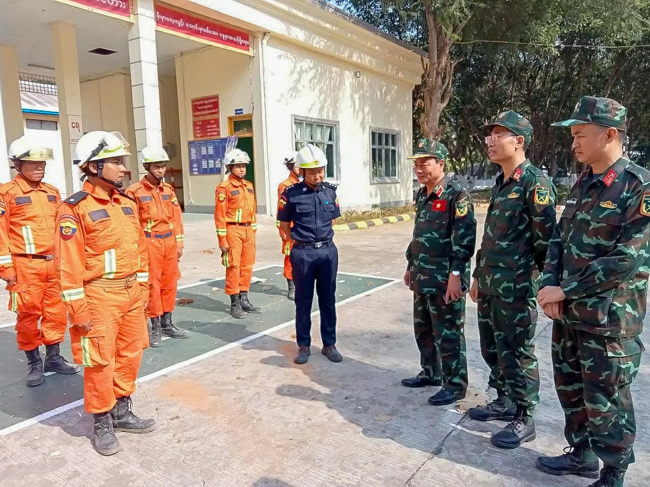 Món quà nhỏ và chiếc lá cờ đoàn Việt Nam dành tặng người bạn Myanmar. (ảnh: Vũ Hùng) Món quà nhỏ và chiếc lá cờ đoàn Việt Nam dành tặng người bạn Myanmar. (ảnh: Vũ Hùng)