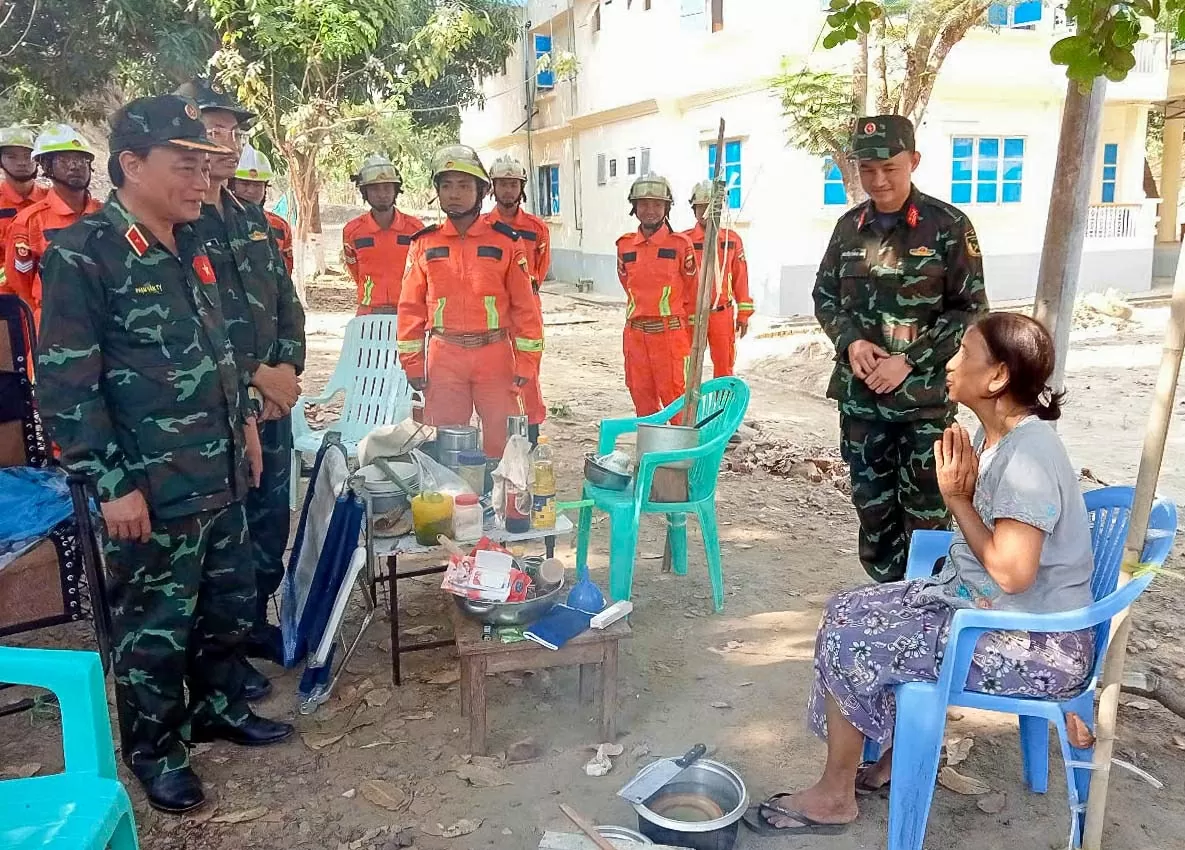 Món quà nhỏ và chiếc lá cờ đoàn Việt Nam dành tặng người bạn Myanmar Món quà nhỏ và lá cờ Việt Nam trên căn nhà tạm ở Myanmar