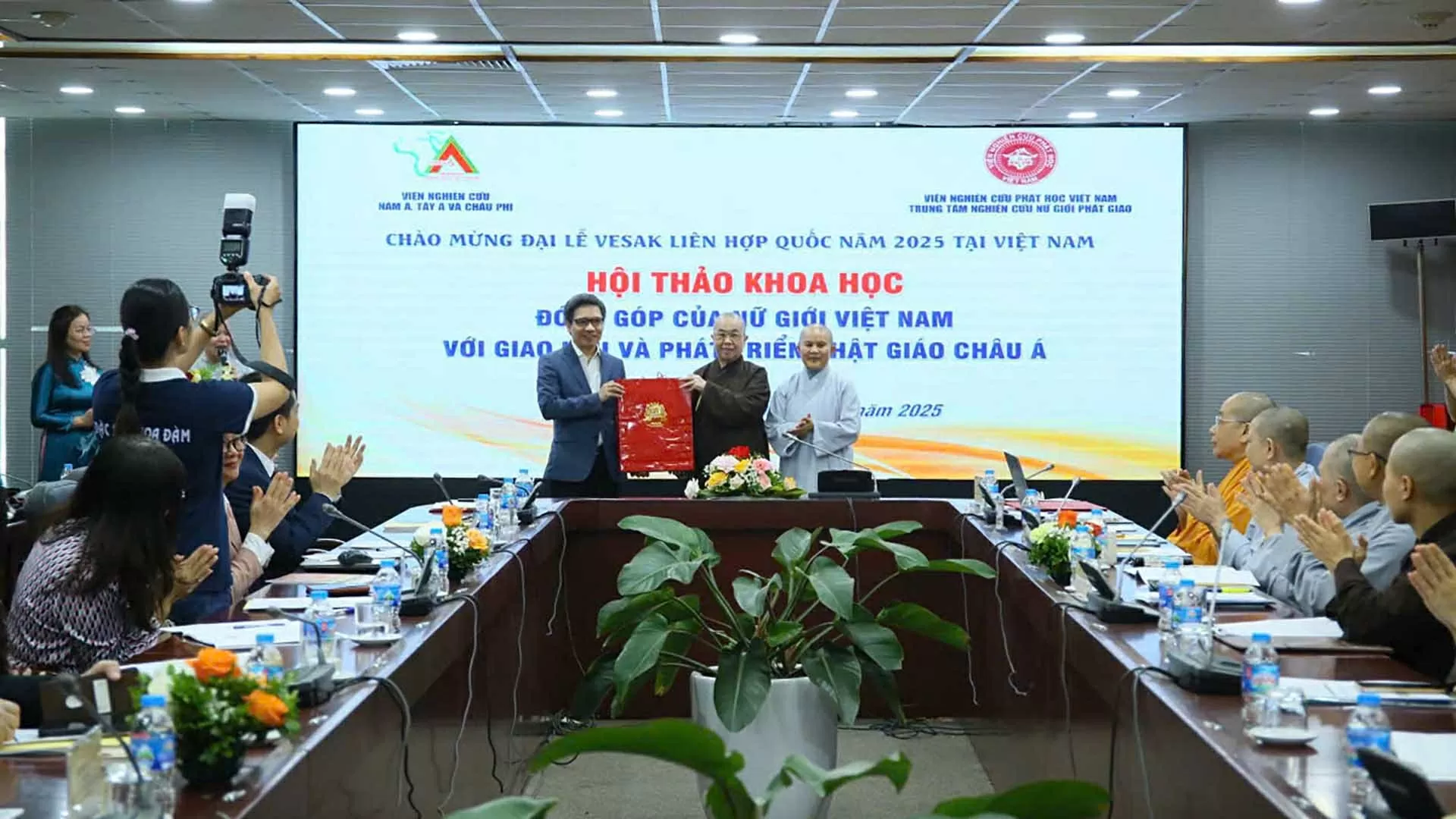 'Đóng góp của nữ giới Việt Nam với giao lưu và phát triển Phật giáo châu Á'
