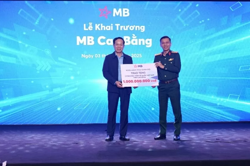 Lãnh đạo MB trao tặng số tiền 1 tỷ đồng tới Ủy ban Mặt trận Tổ quốc tỉnh Cao Bằng.