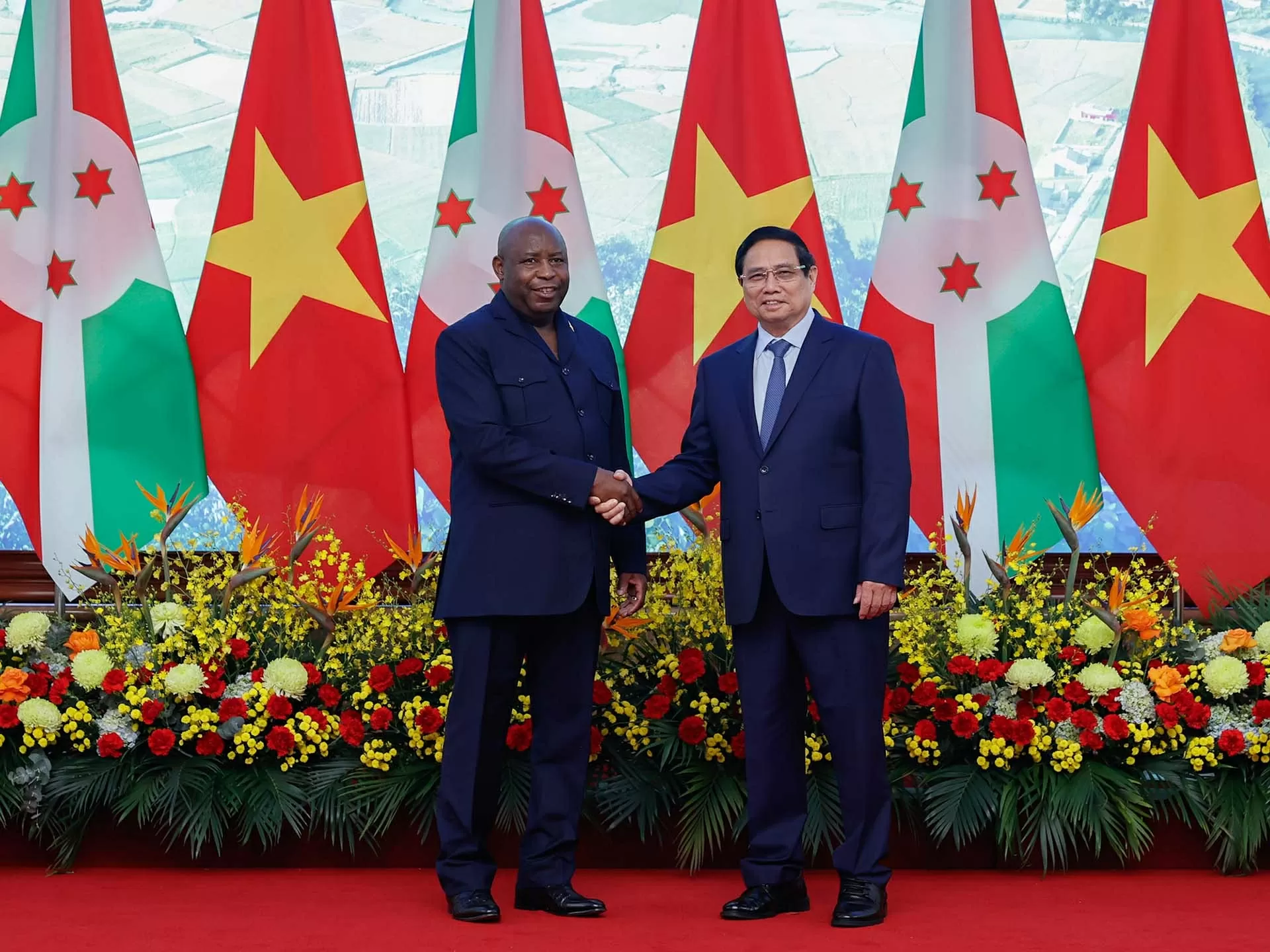 Thủ tướng Phạm Minh Chính và Tổng thống Burundi Évariste Ndayishimiye. (Nguồn: VGP)