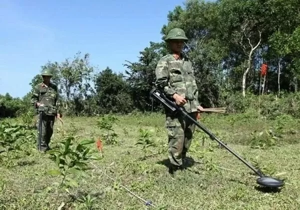 A VNMAC survey revealed that since 1975, unexploded ordnance from the war has claimed 42,000 lives and injured 62,000 people, with most victims being breadwinners, ethnic minorities, and children. (Source: VNA)