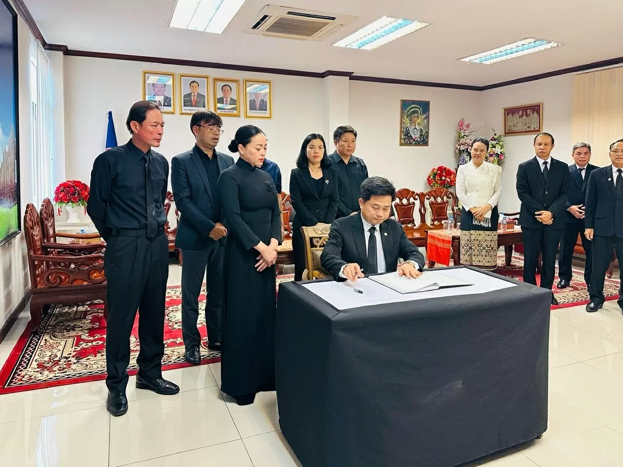 Tổng lãnh sự quán Việt Nam tại Khon Kaen, Thái Lan viếng đồng chí Khamtay Siphandone