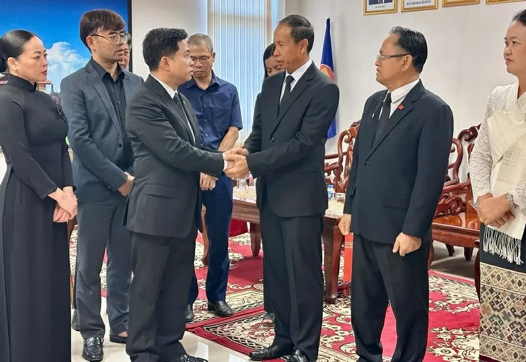 Tổng lãnh sự quán Việt Nam tại Khon Kaen, Thái Lan viếng đồng chí Khamtay Siphandone