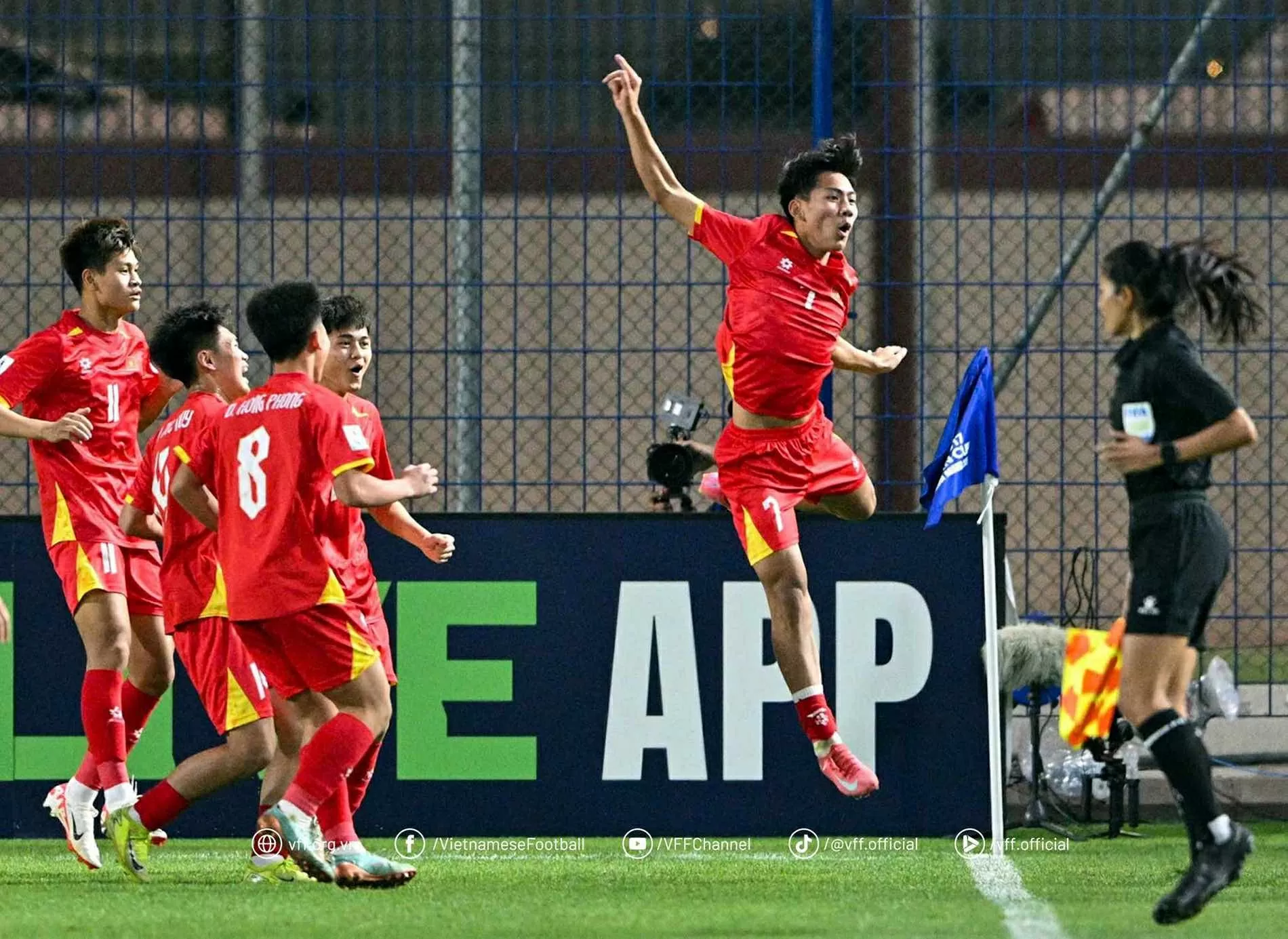 Cầu thủ U17 Việt Nam 'xé lưới' Australia, giúp đội nhà cầm hoà Cầu thủ U17 Việt Nam 'xé lưới' Australia, giúp đội nhà cầm hoà
