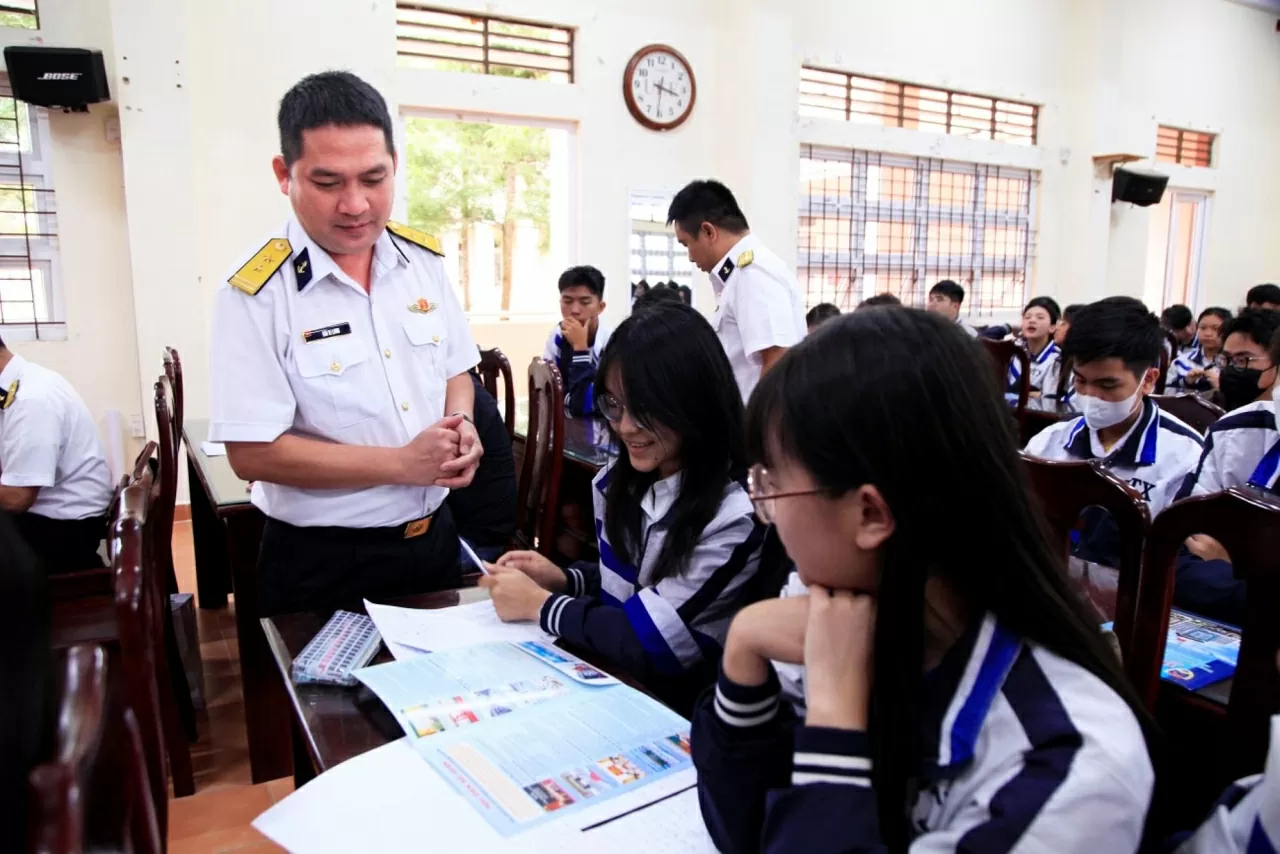 Các báo cáo viên hướng dẫn cho học sinh thông tin tuyển sinh vào Học viện Hải quân. (Ảnh: Lê Ngọc)