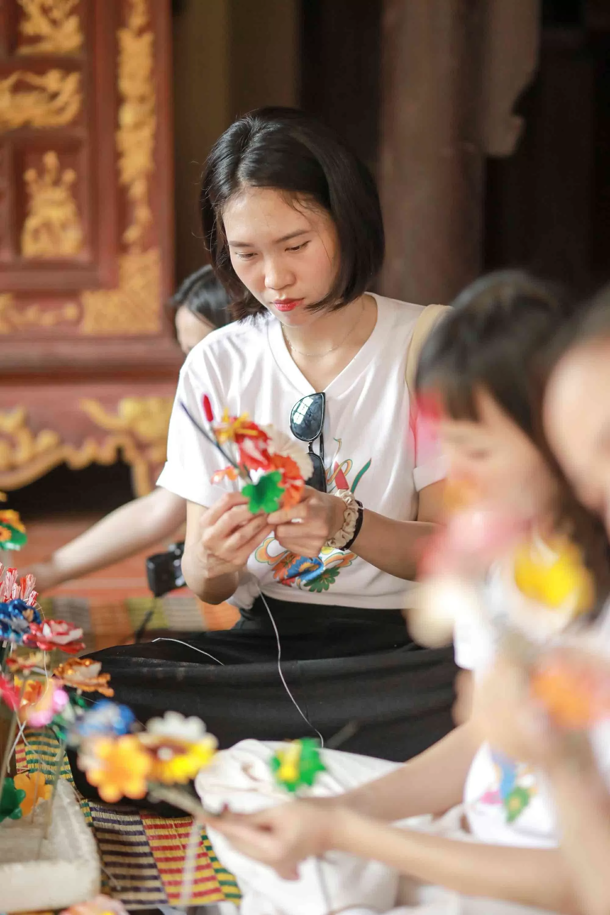 Khám phá làng nghề làm hoa giấy 300 tuổi ở Huế