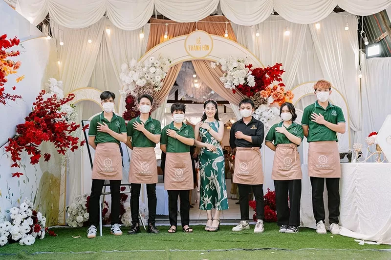 Đội ngũ Cưới Hỏi Trọn Gói Ngọc Huyền tận tâm và chuyên nghiệp hỗ trợ chuẩn bị cho một lễ cưới hoàn hảo. Đội ngũ Cưới Hỏi Trọn Gói Ngọc Huyền tận tâm và chuyên nghiệp hỗ trợ chuẩn bị cho một lễ cưới hoàn hảo.