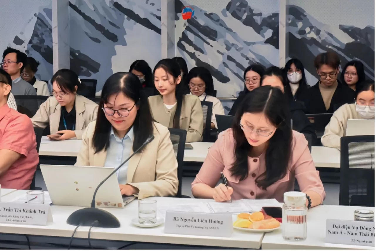 Hội thảo khoa học 'Tầm nhìn của ASEAN về Ấn Độ Dương – Thái Bình Dương: Những phát triển mới, cơ hội và thách thức'. NCS. Trần Thị Khánh Trà – Chủ nhiệm đề tài phát biểu đề dẫn.