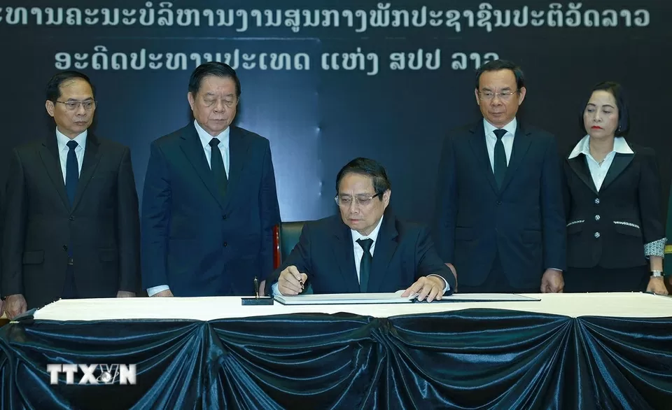 Thủ tướng Phạm Minh Chính viếng nguyên Chủ tịch Đảng NDCM Lào, nguyên Chủ tịch nước Lào Khamtay Siphandone