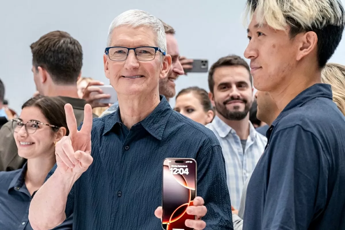 CEO Apple Tim Cook từng giúp iPhone không bị đánh thuế trong nhiệm kỳ đầu của ông Donald Trump. Ảnh: Bloomberg