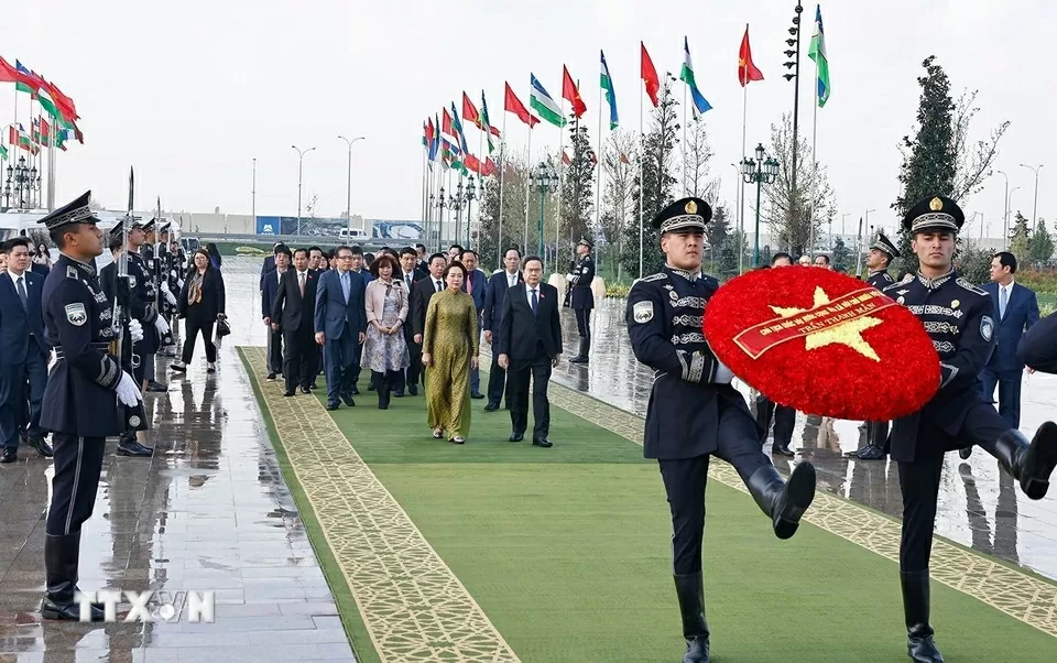 Sáng 7/4 theo giờ địa phương, tại thủ đô Tashkent, Chủ tịch Quốc hội Trần Thanh Mẫn và Phu nhân cùng Đoàn đại biểu cấp cao Quốc hội Việt Nam đã đến đặt hoa tại Tượng đài Độc lập.
