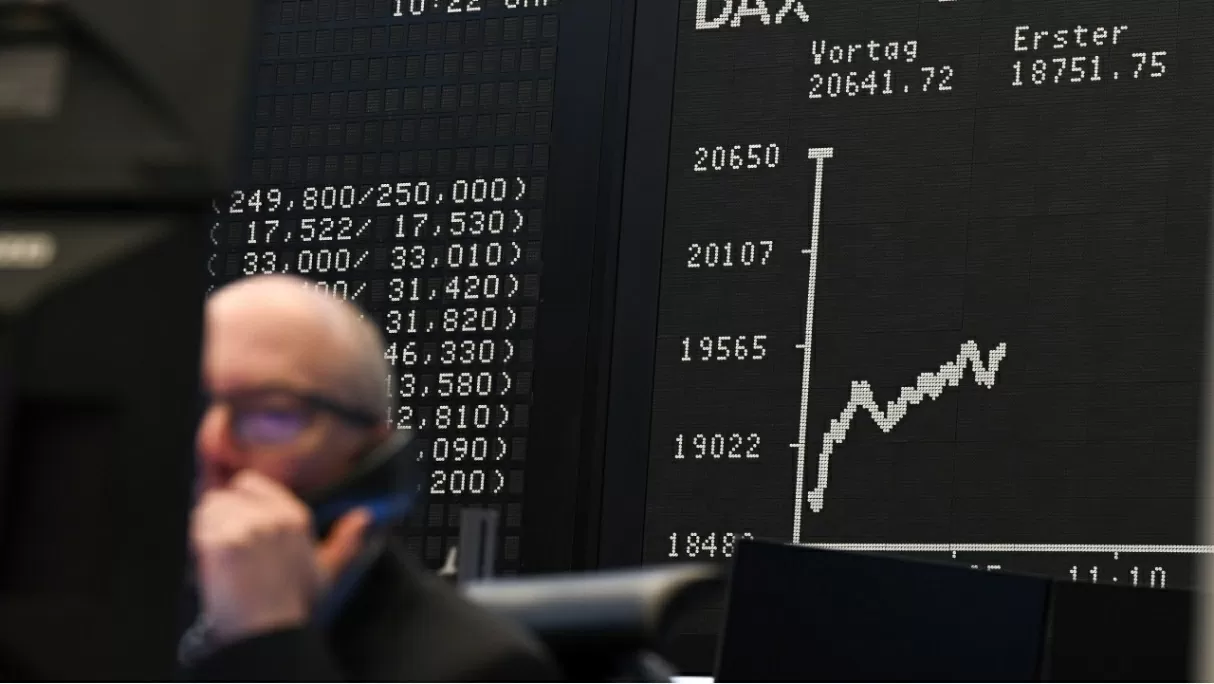 sàn giao dịch của Sở giao dịch chứng khoán Frankfurt, Đức, bảng hiển thị đường cong Dax cho thấy giá trị dưới 20.000 điểm. (Nguồn: Canadian Press)