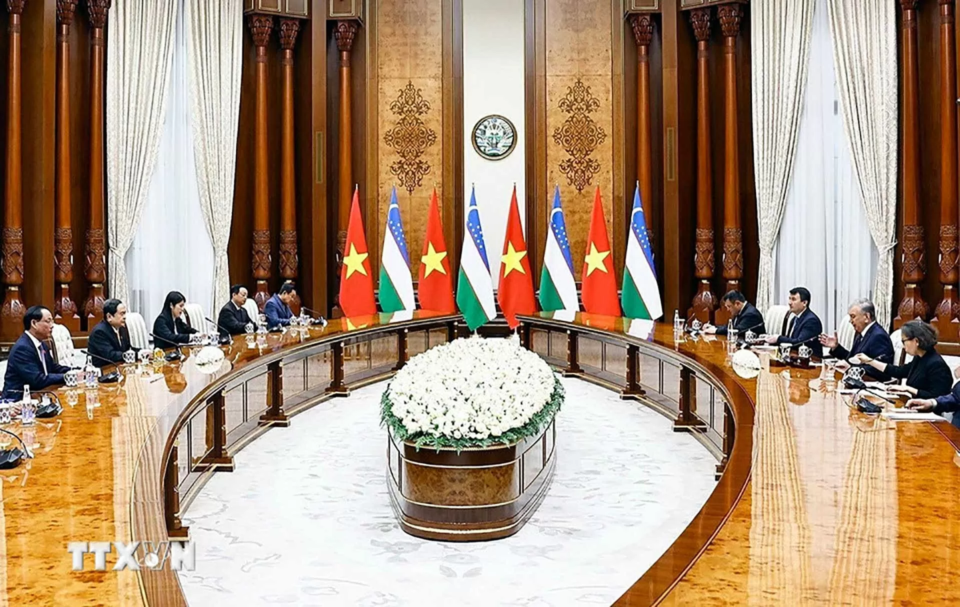 NA Chairman Tran Thanh Man meets with Uzbek President Shavkat Mirziyoyev in Tashkent