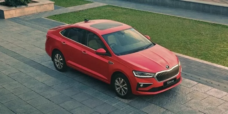 Đáng chú ý, Skoda Slavia còn sở hữu cửa sổ trời