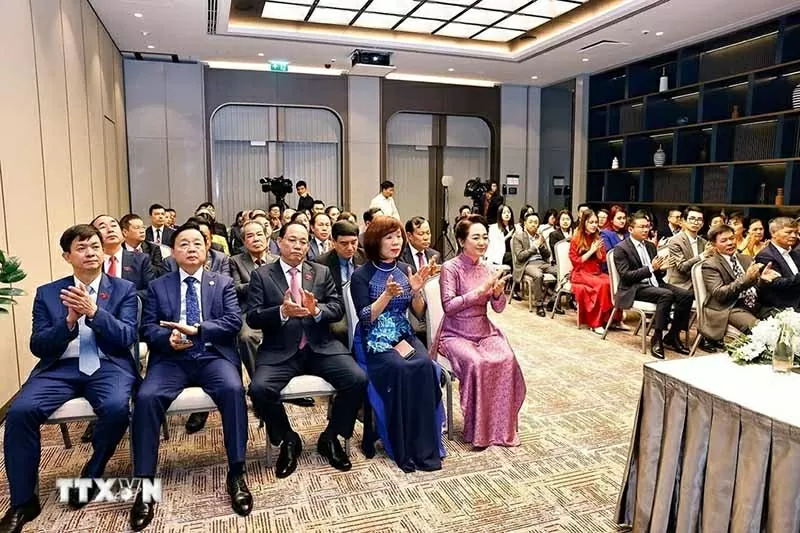 Chủ tịch Quốc hội Trần Thanh Mẫn gặp gỡ cộng đồng người Việt Nam tại Uzbekistan Chủ tịch Quốc hội Trần Thanh Mẫn gặp gỡ cộng đồng người Việt Nam tại Uzbekistan