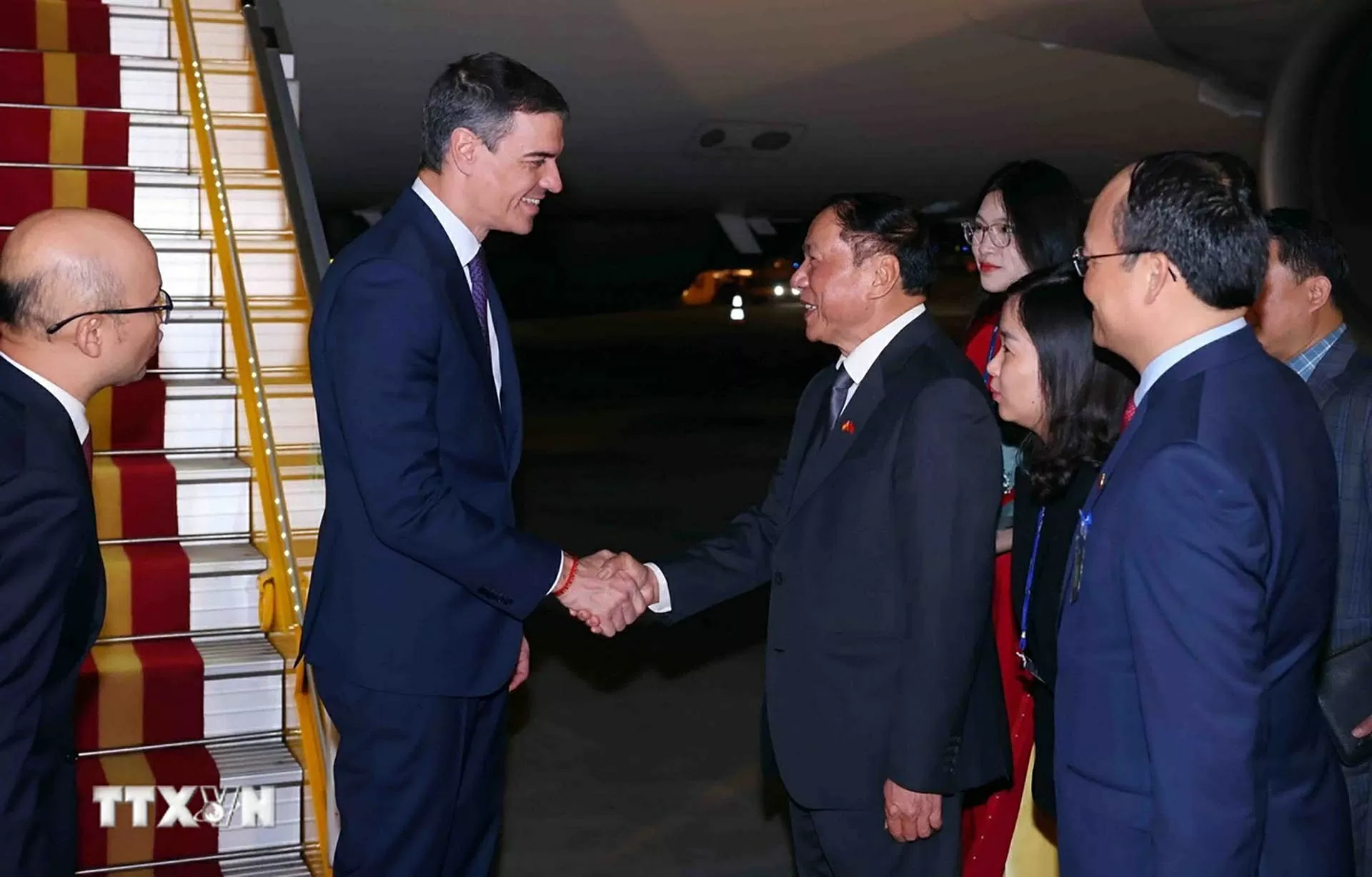 Bộ trưởng Bộ Văn hóa, Thể thao và Du lịch Nguyễn Văn Hùng đón Thủ tướng Tây Ban Nha Pedro Sánchez tại sân bay quốc tế Nội Bài, Hà Nội. (Nguồn: TTXVN) Bộ trưởng Bộ Văn hóa, Thể thao và Du lịch Nguyễn Văn Hùng đón Thủ tướng Tây Ban Nha Pedro Sánchez tại sân bay quốc tế Nội Bài, Hà Nội. (Nguồn: TTXVN)