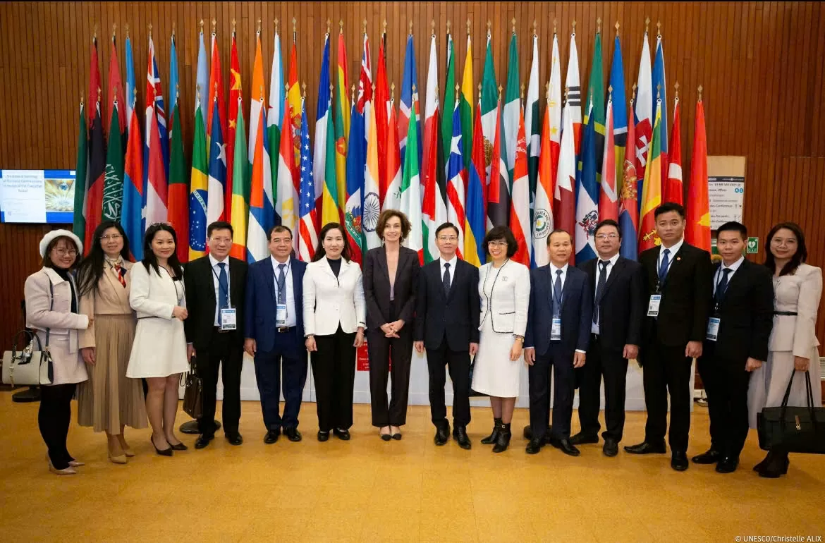 Thứ trưởng Ngoại giao Ngô Lê Văn và lãnh đạo các địa phương gặp Tổng giám đốc UNESCO Audrey Azoulay. (Nguồn UNESCO) Thứ trưởng Ngoại giao Ngô Lê Văn và lãnh đạo các địa phương gặp Tổng giám đốc UNESCO Audrey Azoulay. (Nguồn UNESCO)