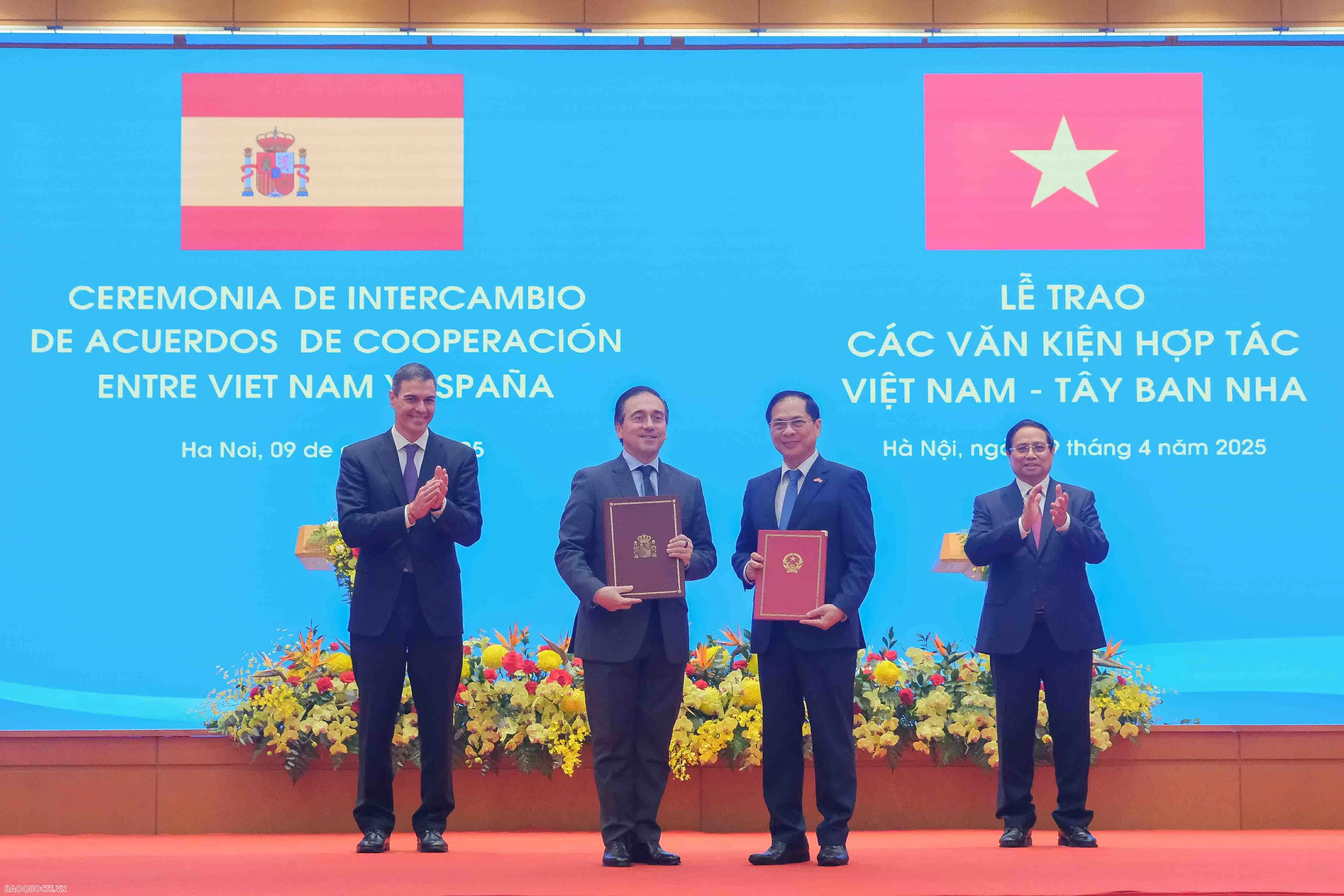 Thủ tướng Phạm Minh Chính và Thủ tướng Vương quốc Tây Ban Nha Pedro Sanchez chứng kiến lễ trao
