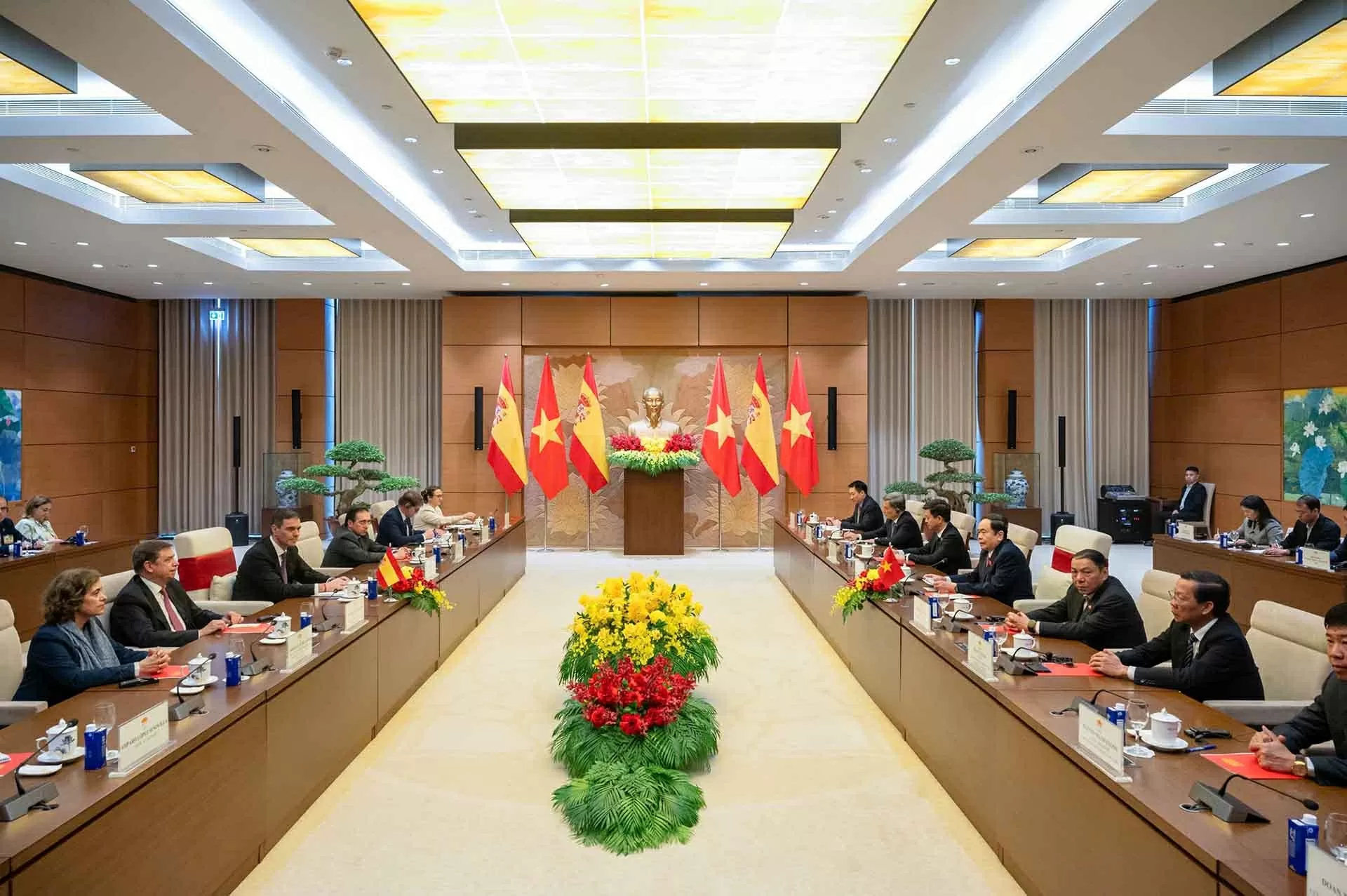 Chủ tịch Quốc hội Trần Thanh Mẫn hội kiến Thủ tướng Tây Ban Nha Việt Nam sẵn sàng làm cầu nối thúc đẩy quan hệ giữa Nghị viện Tây Ban Nha với Hội đồng Liên minh Nghị viện ASEAN
