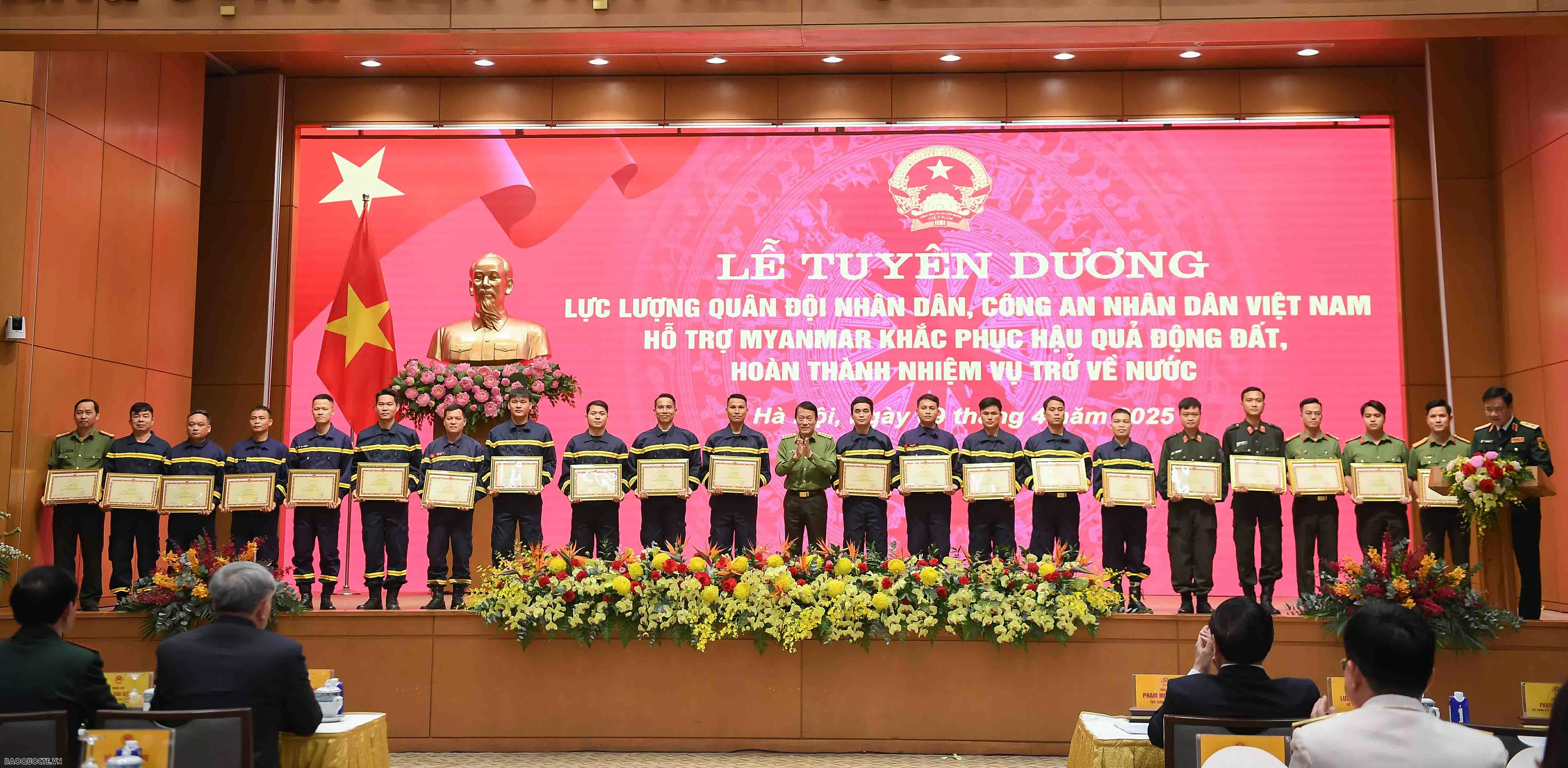 Bài 2: Hình ảnh đẹp của Công an nhân dân Việt Nam - Cứu người dân nước bạn như cứu người thân của mình