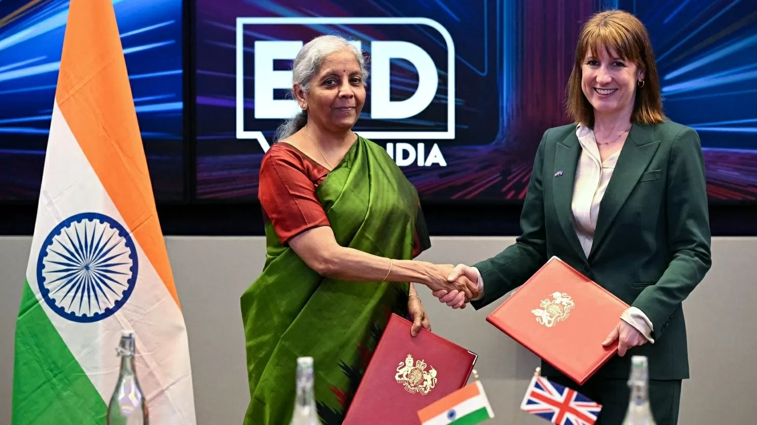 Ấn Độ ngừng trung chuyển hàng hóa cho Bangladesh, đột phá trong đàm phán FTA với London