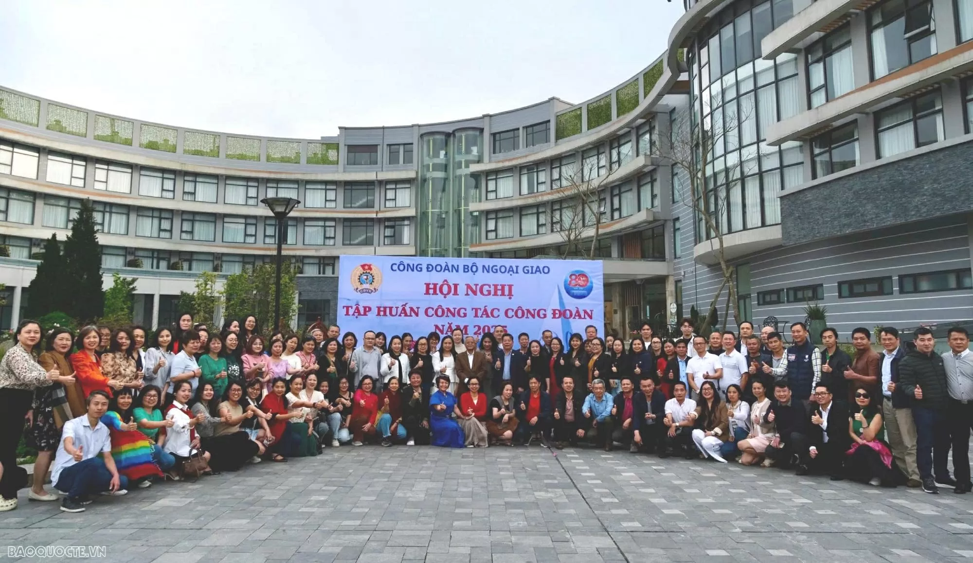 Tập thể đoàn viên Công đoàn Bộ Ngoại giao chụp ảnh lưu niệm. (Ảnh: Ngọc Anh) Tập thể đoàn viên Công đoàn Bộ Ngoại giao chụp ảnh lưu niệm. (Ảnh: Ngọc Anh)