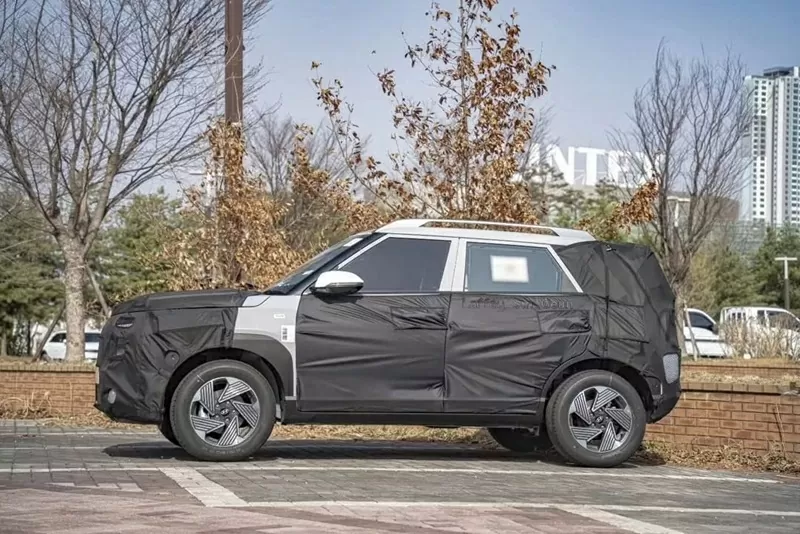 Phần đuôi của Hyundai Venue thế hệ mới được thiết kế với cánh gió trên mái dài hơn