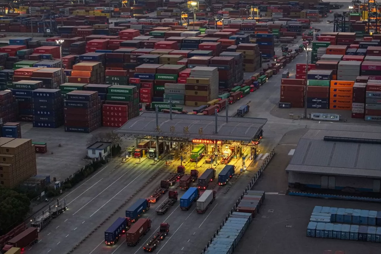 Xe tải và các container vận chuyển tại một cảng ở Nam Kinh, Trung Quốc, ngày 8/4. (Nguồn: AFP)