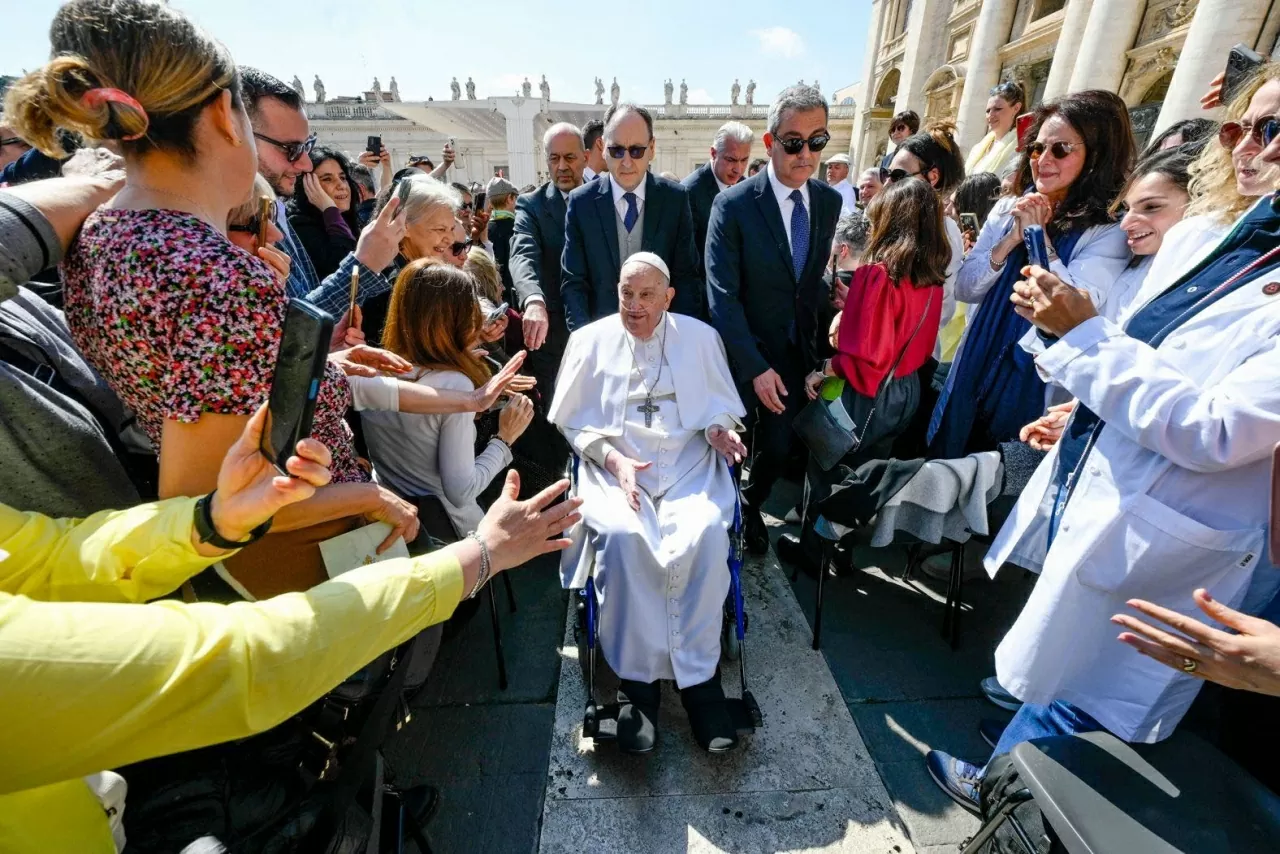 Giáo hoàng Francis, ngồi trên xe lăn, bất ngờ xuất hiện trước công chúng vào cuối Thánh lễ tại quảng trường Thánh Peter ở Vatican vào 6/4. Vị Giáo hoàng 88 tuổi đã trải qua năm tuần điều trị trong bệnh viện vào tháng 2 và tháng 3. (Nguồn: CNN) 