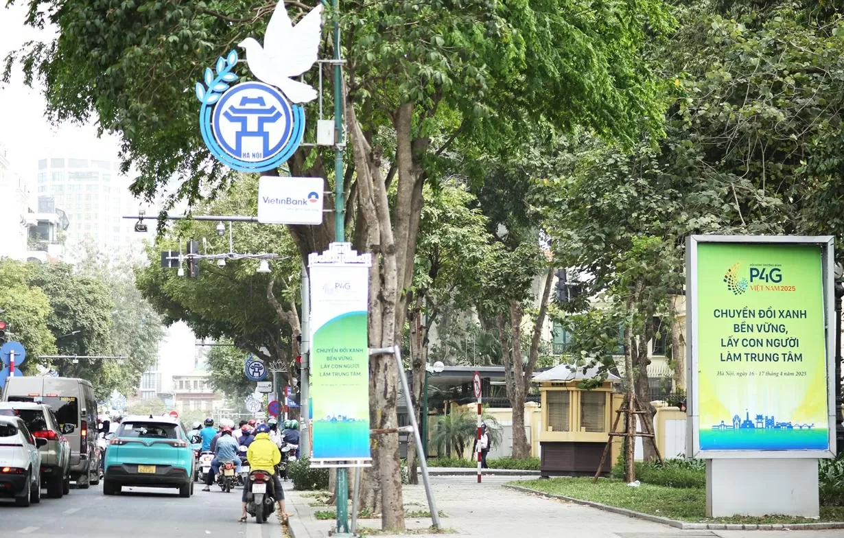 Pano cỡ lớn được đặt trang trọng trên phố Điện Biên Phủ (quận Ba Đinh) chào mừng Hội nghị thượng đỉnh P4G. (Ảnh: Thành Long)