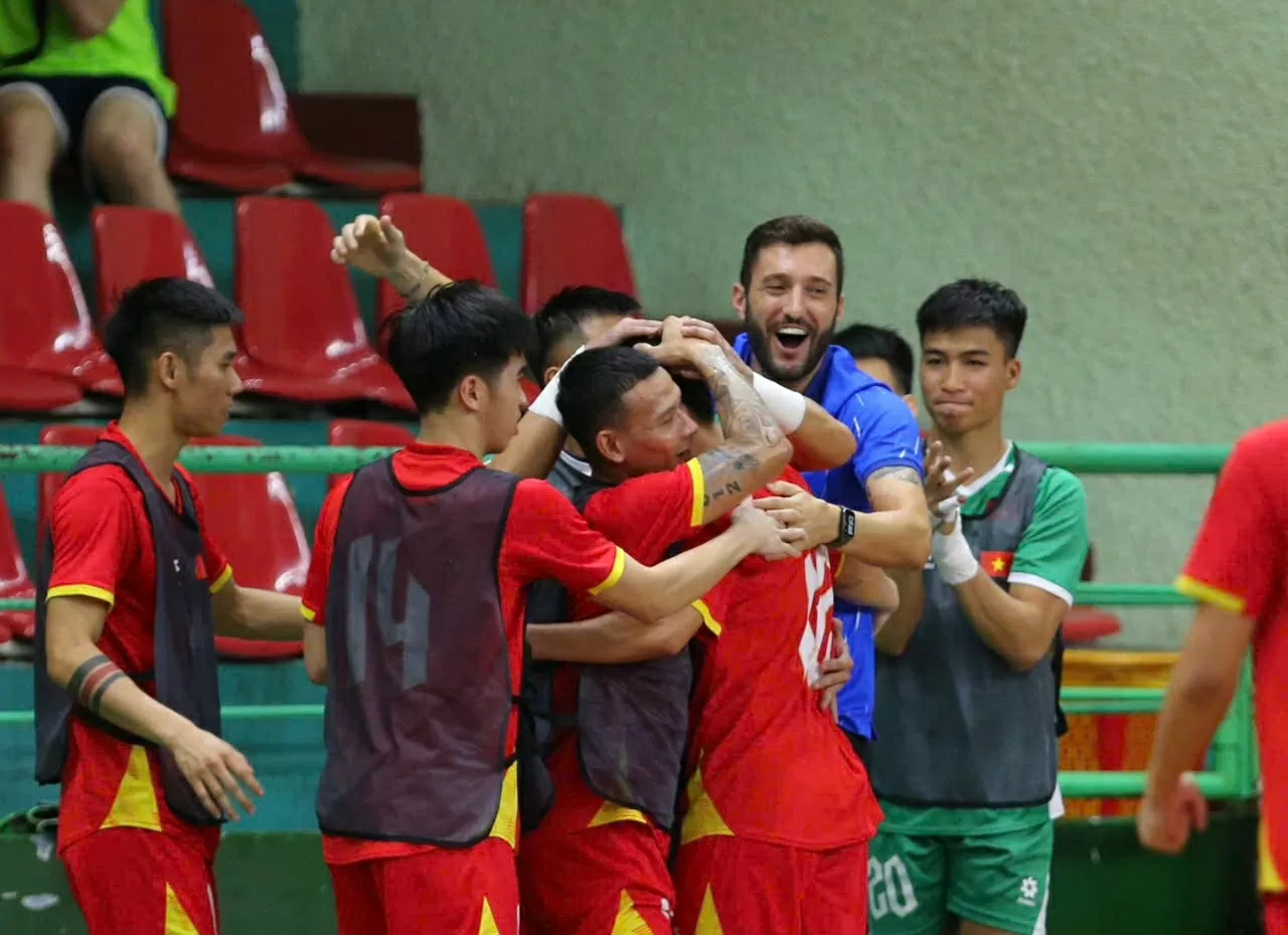 Tuyển futsal Việt Nam thắng chấn động đội hạng 7 thế giới Kazakhstan