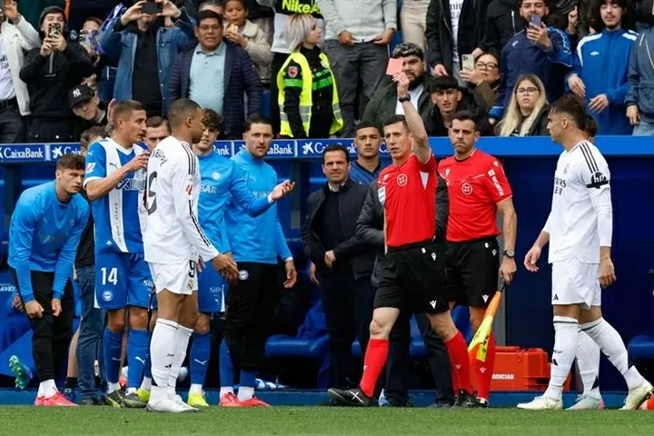 Phạm lỗi thô bạo chưa từng có trong sự nghiệp, Mbappe phải nhận thẻ đỏ Phạm lỗi thô bạo chưa từng có trong sự nghiệp, Mbappe phải nhận thẻ đỏ