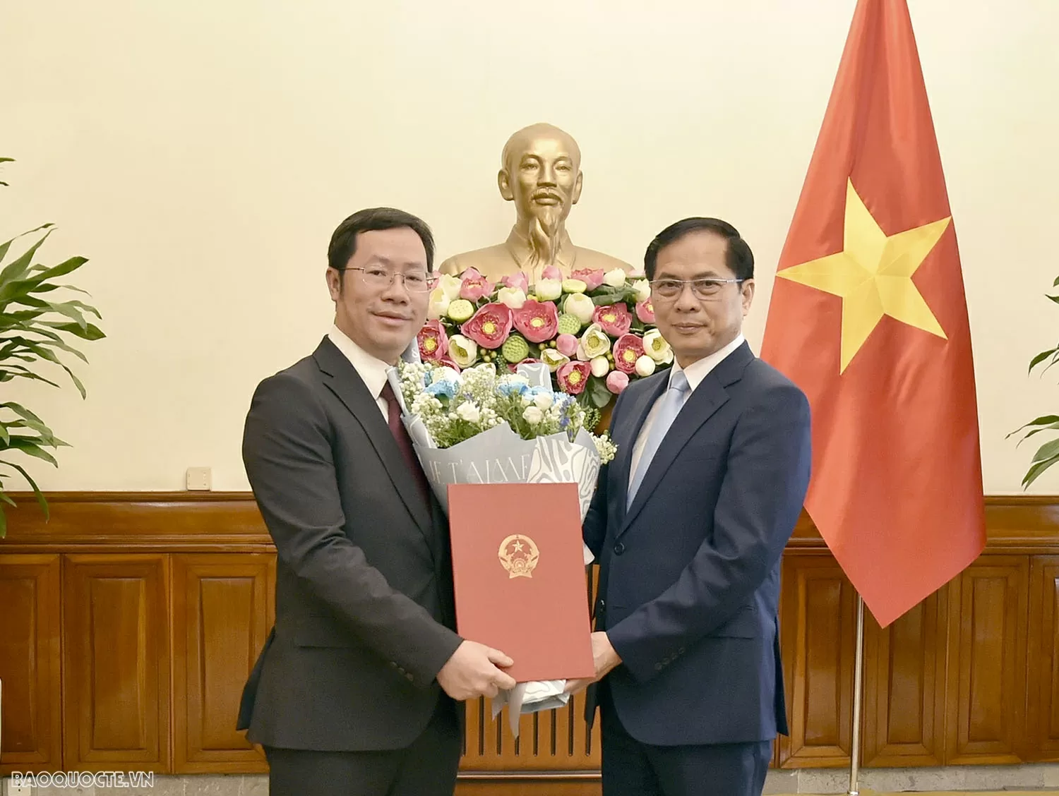 Phó Thủ tướng, Bộ trưởng Ngoại giao Bùi Thanh Sơn trao quyết định bổ nhiệm Tổng Lãnh sự Việt Nam tại Trùng Khánh, Trung Quốc