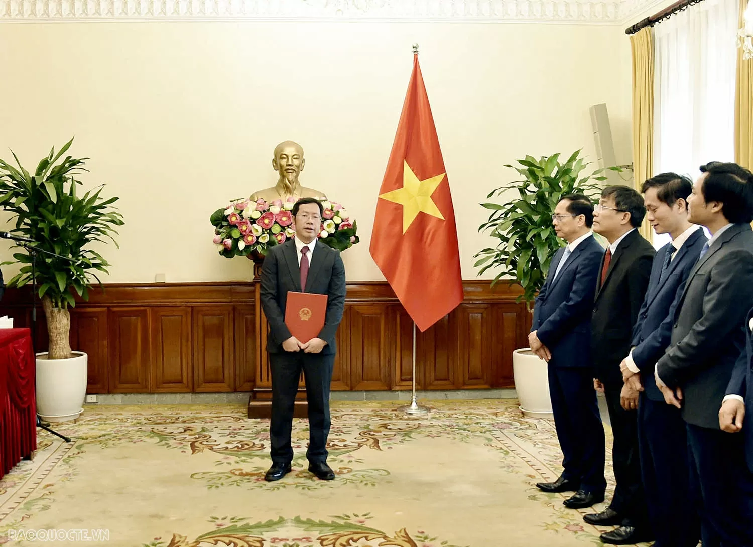 Phó Thủ tướng, Bộ trưởng Ngoại giao Bùi Thanh Sơn trao quyết định bổ nhiệm Tổng Lãnh sự Việt Nam tại Trùng Khánh, Trung Quốc
