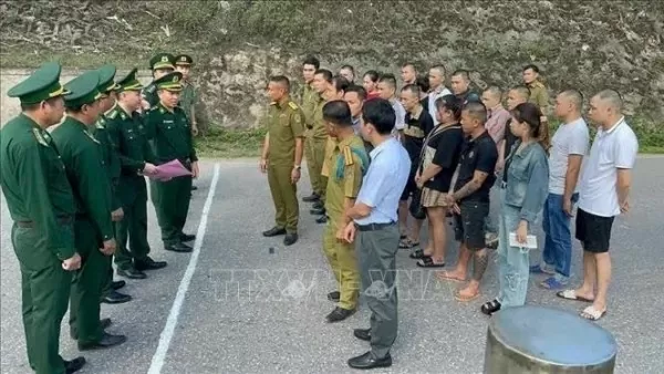 Quang Binh authorities receive 16 Vietnamese nationals handed over by Lao police