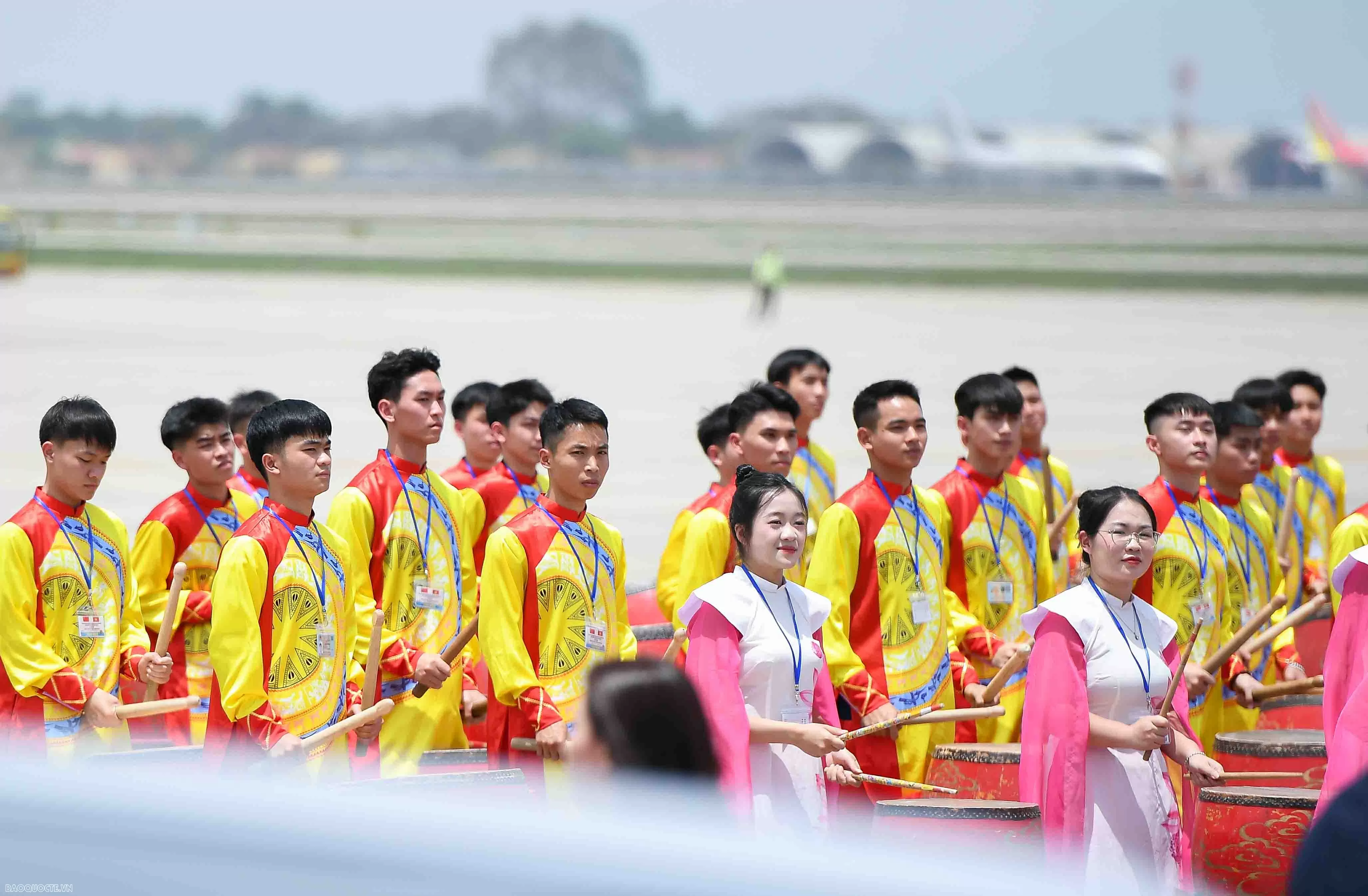 Chủ tịch nước Lương Cương ra sân bay đón Tổng Bí thư, Chủ tịch nước Trung Quốc Tập Cận Bình