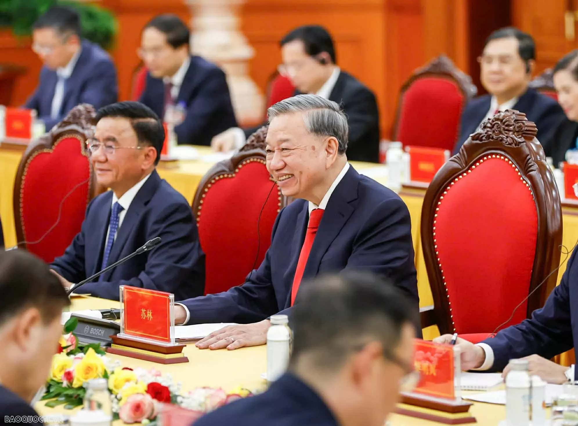 Top leaders of Vietnam, China hold talks in Hanoi