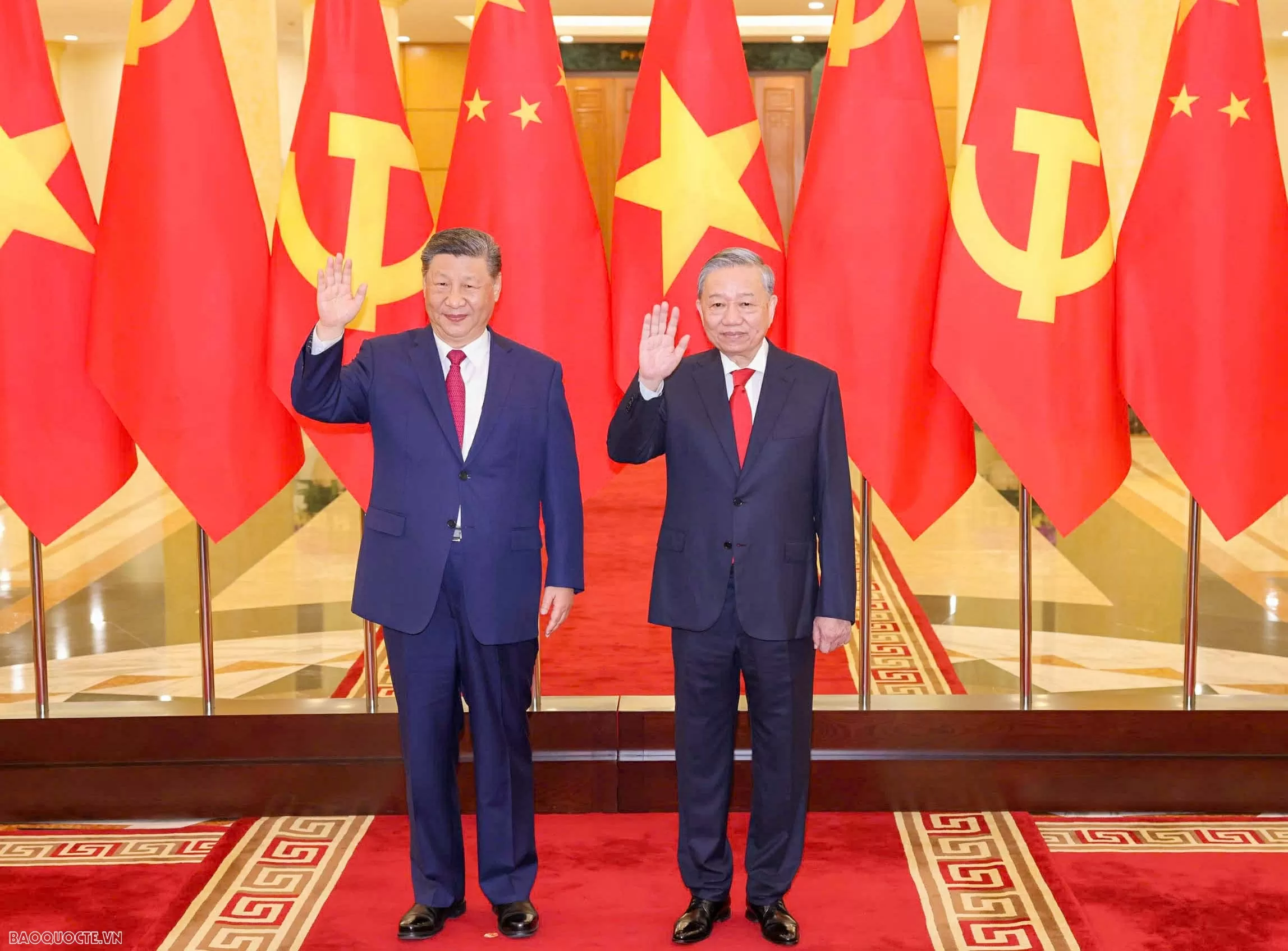 Tổng Bí thư Tô Lâm và Tổng Bí thư, Chủ tịch nước Tập Cận Bình chụp ảnh chung. (Ảnh: Nguyễn Hồng)