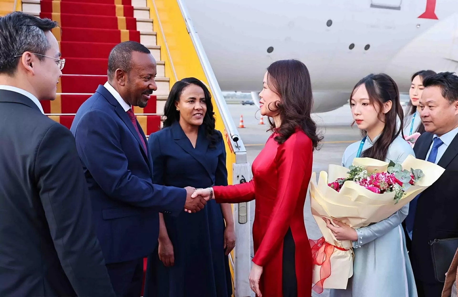 Thủ tướng Ethiopia và Phu nhân đến Hà Nội, bắt đầu chuyến thăm chính thức Việt Nam Thủ tướng Ethiopia và Phu nhân đến Hà Nội, bắt đầu chuyến thăm chính thức Việt Nam
