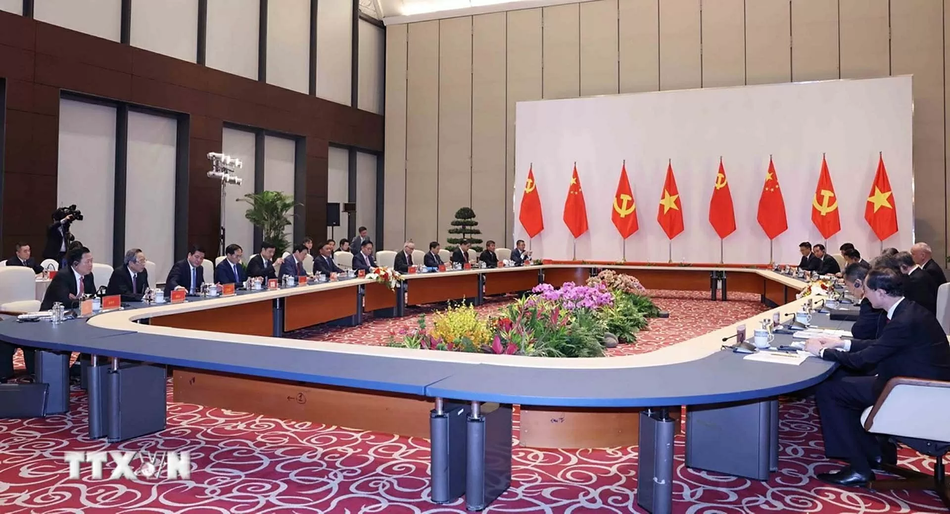 Thường trực Ban Bí thư Trần Cẩm Tú hội đàm với Bí thư Ban Bí thư, Chánh Văn phòng Trung ương Đảng Cộng sản Trung Quốc Thái Kỳ