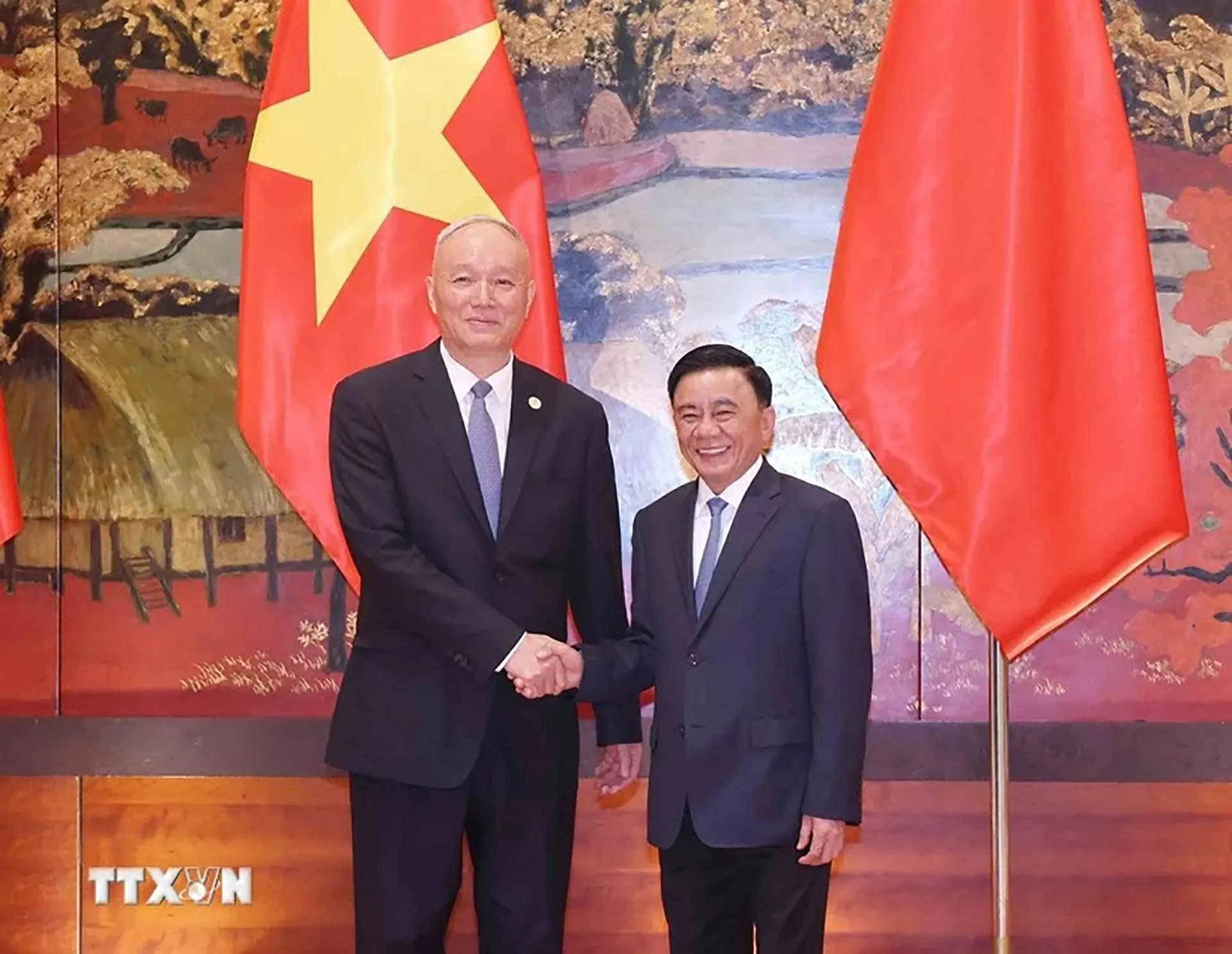 Thường trực Ban Bí thư Trần Cẩm Tú hội đàm với Bí thư Ban Bí thư, Chánh Văn phòng Trung ương Đảng Cộng sản Trung Quốc Thái Kỳ