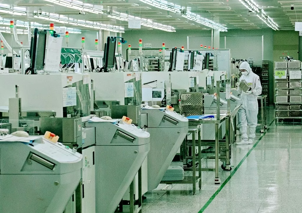 2. D&acirc;y chuyền sản xuất c&ocirc;ng nghệ cao, th&acirc;n thiện mới m&ocirc;i trường tại C&ocirc;ng ty CP CrucialTec Vina (KCN Y&ecirc;n Phong).
