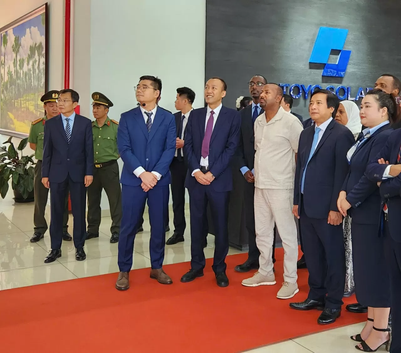 Thủ tướng Ethiopia thăm Công ty năng lượng mặt trời tại Phú Thọ. Ông Nguyễn Mạnh Sơn - Ủy viên Ban Thường vụ Tỉnh ủy, Phó Chủ tịch UBND tỉnh tiếp đón và đưa đoàn đi tham quan quy trình sản xuất năng lượng mặt trời tại công ty năng lượng mặt trời tại Phú T