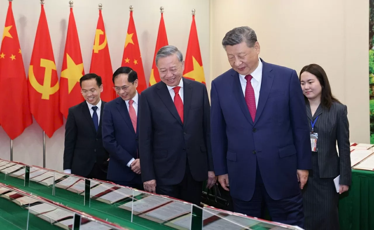 Vietnam, China top leaders hold talks in Hanoi