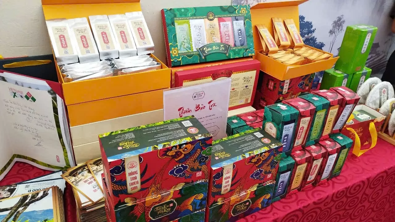 Các loại trà thương hiệu Việt Nam được chứng nhận Halal trưng bày tại khu vực bên ngoài Hội trường. (Ảnh: Hải Phương)