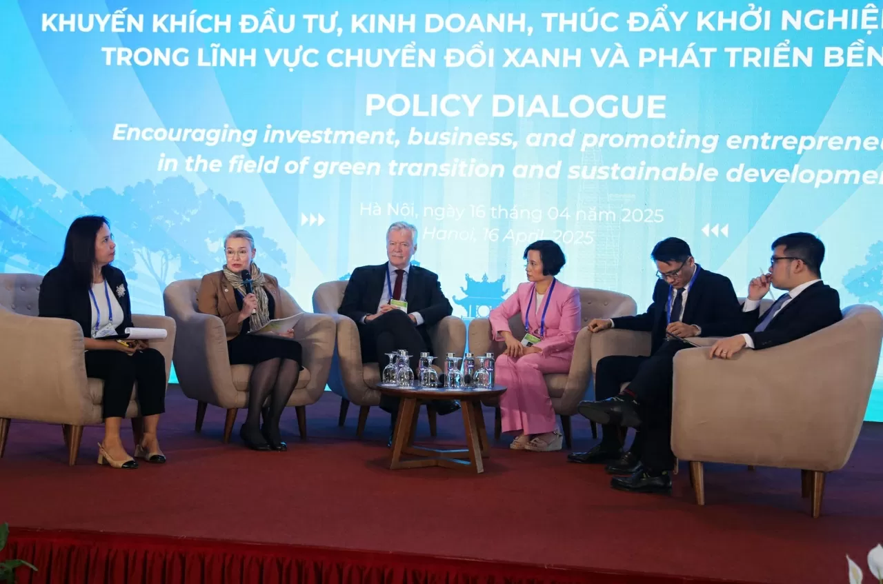 Các đại biểu trao đổi trong Phiên thảo luận chính sách, với chủ đề: “Hợp tác thúc đẩy khởi nghiệp sáng tạo chuyển đổi xanh và phát triển bền vững”. (Ảnh: Thành Long)