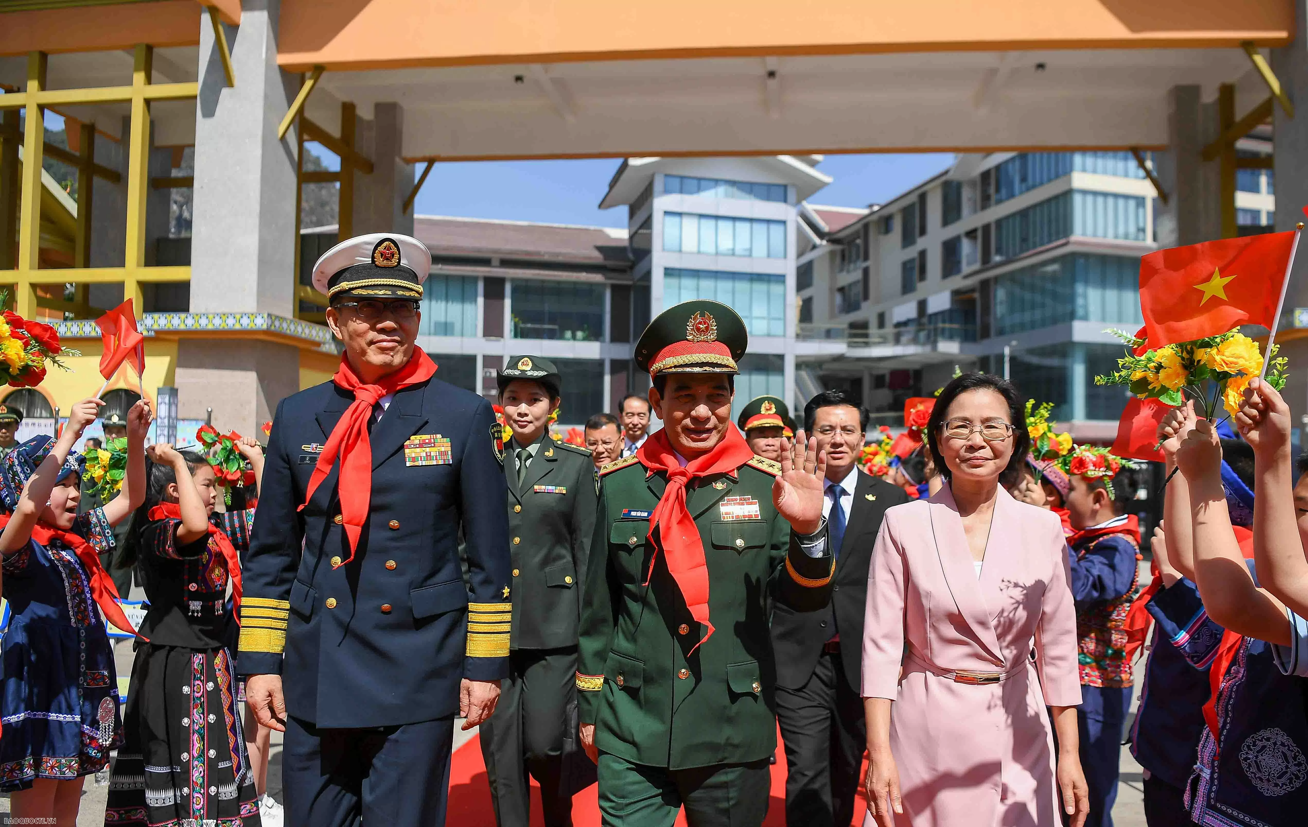 Vietnam, China Defence Ministers visit Primary School No. 4 in Pingxiang city, China's Guangxi Zhuang Autonomous Region