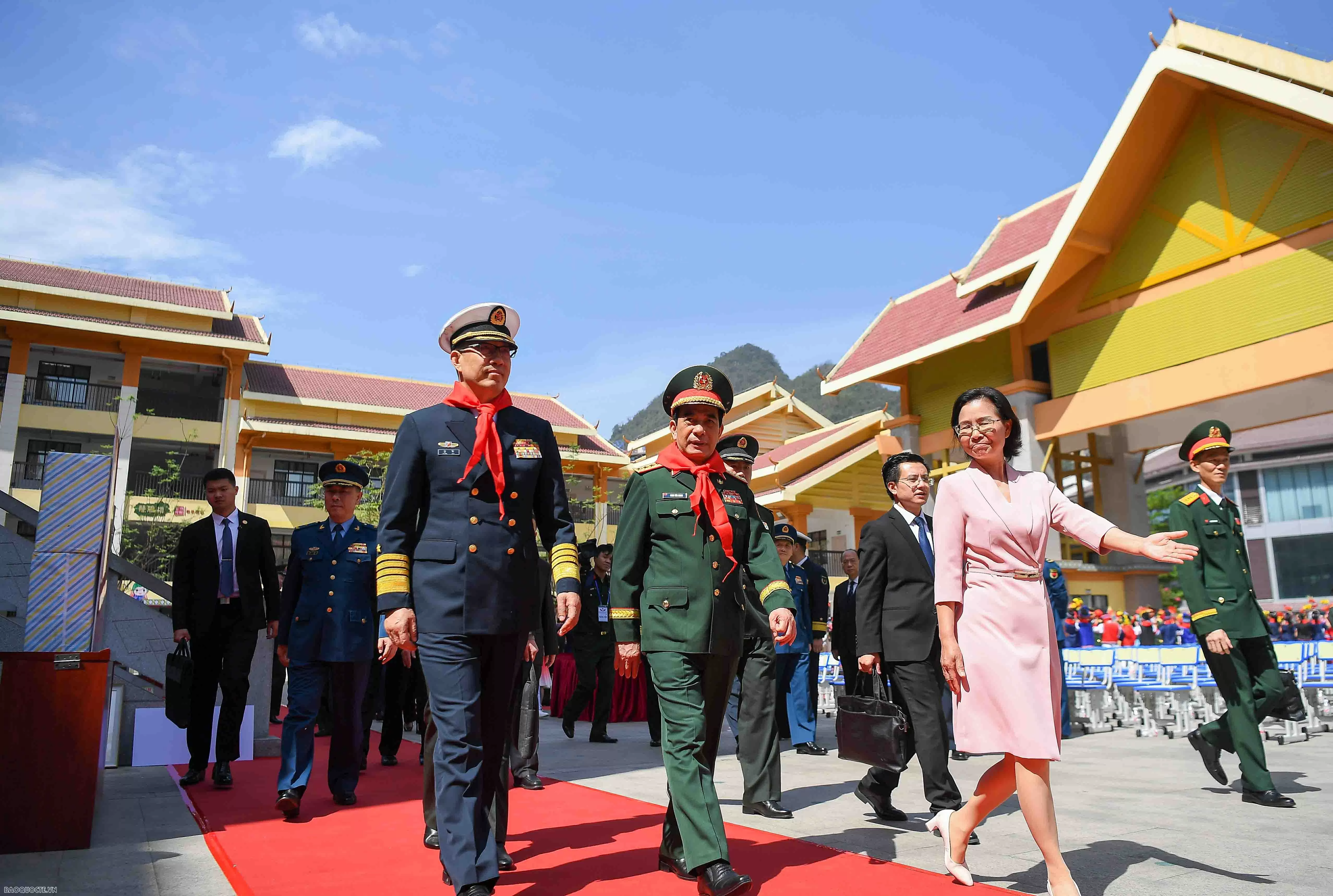 Bộ trưởng Phan Văn Giang và Bộ trưởng Đổng Quân thăm Trường Tiểu học số 4